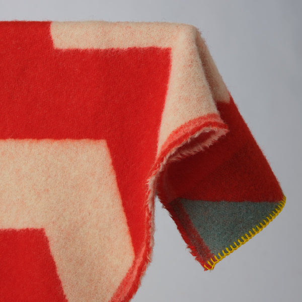 ZIGZAG BLANKET IN RED
